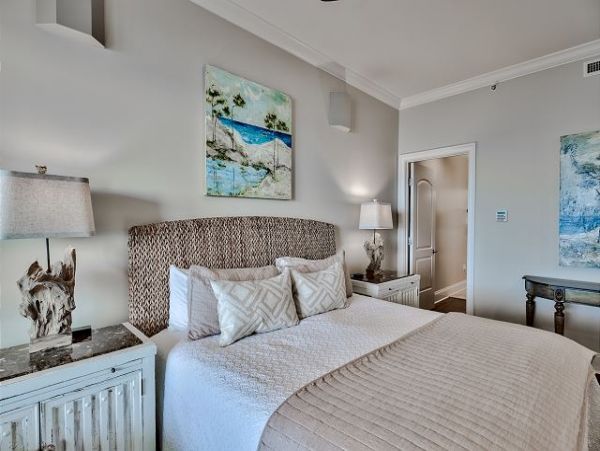 Destin Gulf Front Vacation Rental Luxury 4-Bedroom Condo with Pool & Beach Access