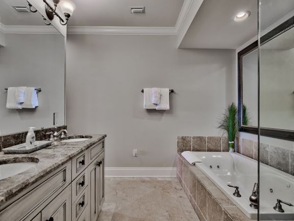 Destin Gulf Front Vacation Rental Luxury 4-Bedroom Condo with Pool & Beach Access
