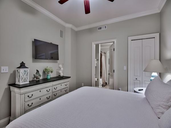 Destin Gulf Front Vacation Rental Luxury 4-Bedroom Condo with Pool & Beach Access