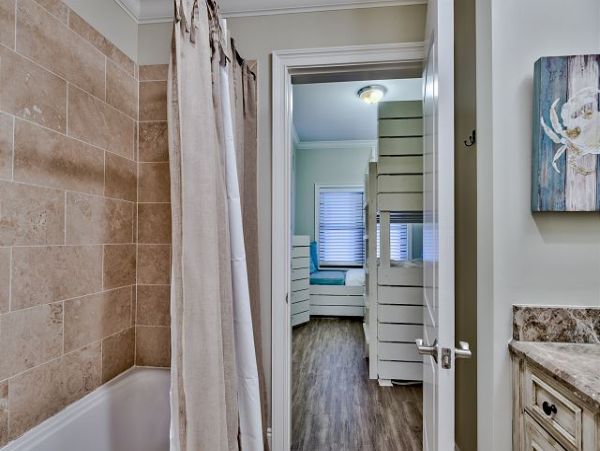 Destin Gulf Front Vacation Rental Luxury 4-Bedroom Condo with Pool & Beach Access