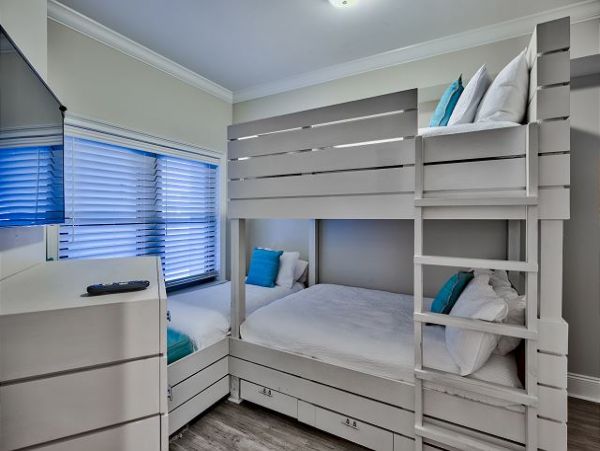 Destin Gulf Front Vacation Rental Luxury 4-Bedroom Condo with Pool & Beach Access