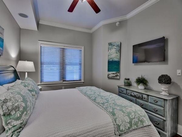Destin Gulf Front Vacation Rental Luxury 4-Bedroom Condo with Pool & Beach Access