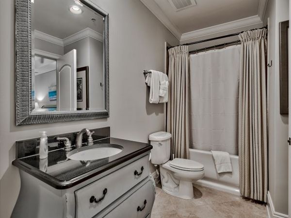 Destin Gulf Front Vacation Rental Luxury 4-Bedroom Condo with Pool & Beach Access