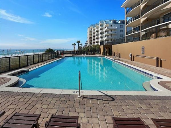 Destin Gulf Front Vacation Rental Luxury 4-Bedroom Condo with Pool & Beach Access