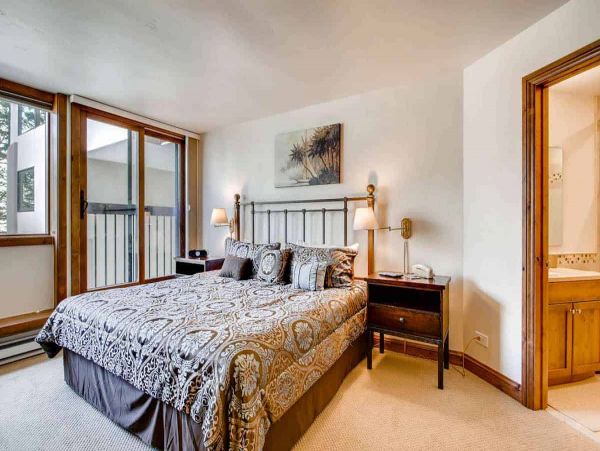 Luxury resort in Lionshead with many amenities