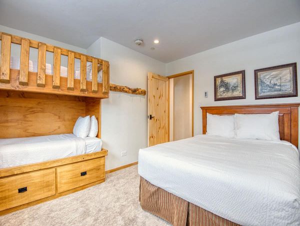 Short Walk to Lift in Lionshead sleeps 10