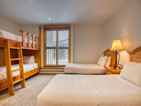 Short Walk to Lift in Lionshead sleeps 10