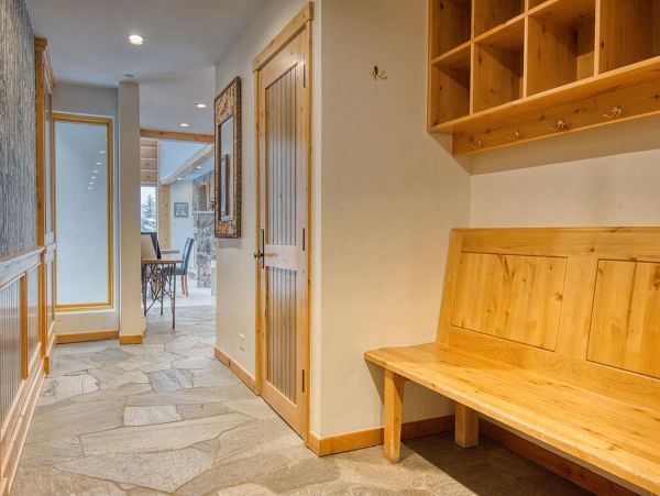 Short Walk to Lift in Lionshead sleeps 10