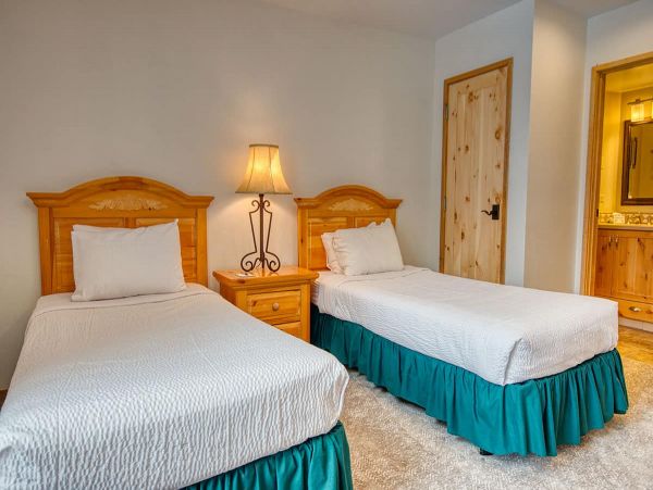 Short Walk to Lift in Lionshead sleeps 10