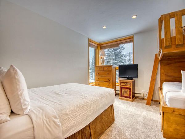 Short Walk to Lift in Lionshead sleeps 10