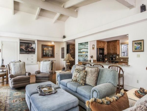 Charming 5 Bedroom Home in Vail with Private Pool & Spa