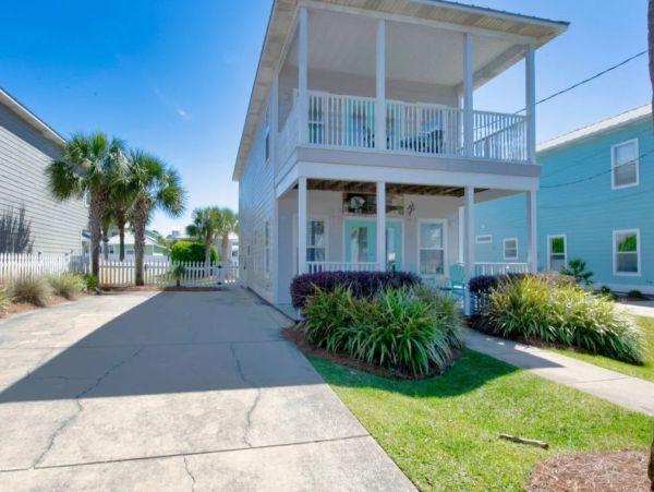 Beautiful Four Bedroom Walk to Beach Vacation Home in Destin