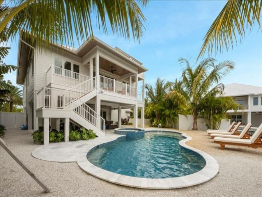Luxury Four Bedroom Canal Front home on Anna Maria Island