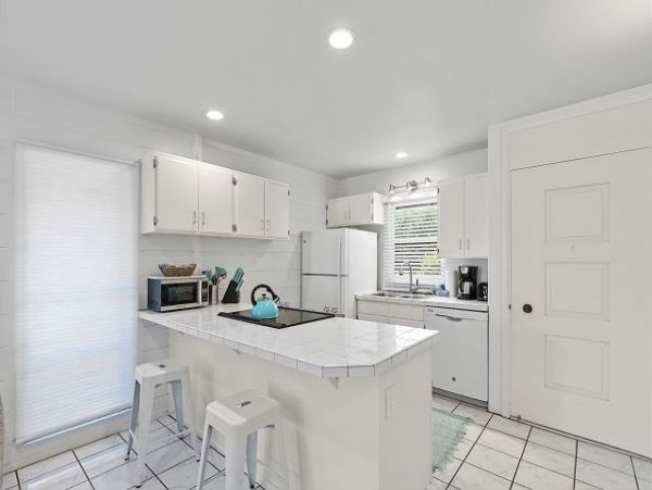 Lahaina One Bedroom Vacation Condo Sleeps 4 Guests