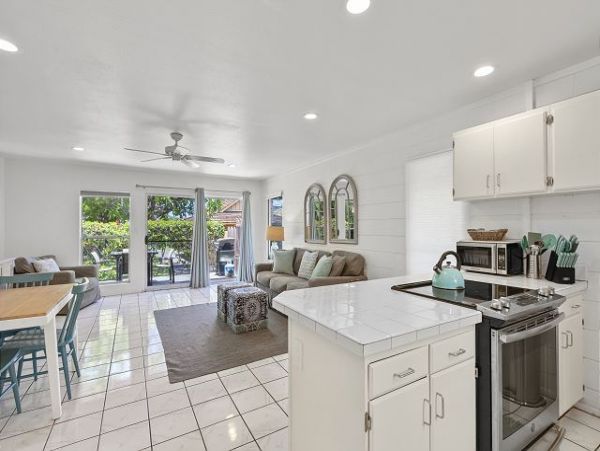 Lahaina One Bedroom Vacation Condo Sleeps 4 Guests