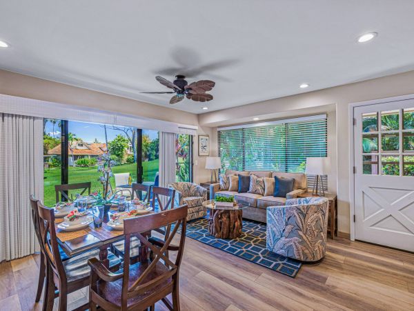 Two Bedroom Townhome with Community Pool Sleeps 6 Guests