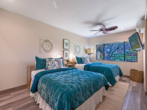 Two Bedroom Townhome with Community Pool Sleeps 6 Guests