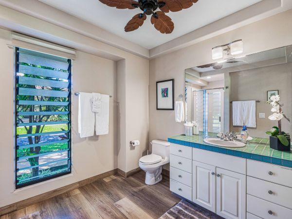 Two Bedroom Townhome with Community Pool Sleeps 6 Guests