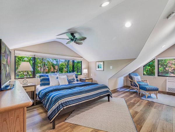 Two Bedroom Townhome with Community Pool Sleeps 6 Guests