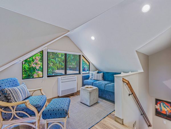 Two Bedroom Townhome with Community Pool Sleeps 6 Guests