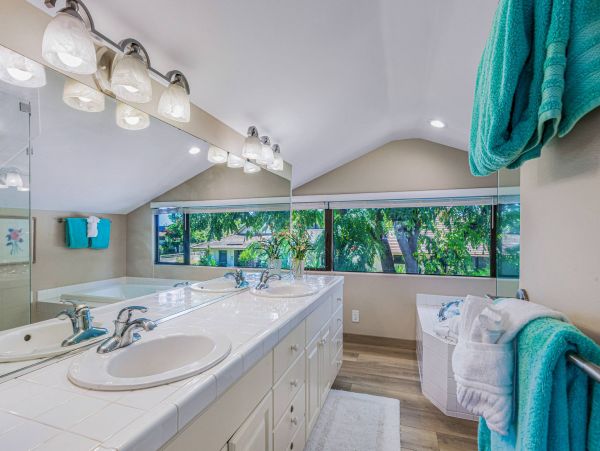 Two Bedroom Townhome with Community Pool Sleeps 6 Guests
