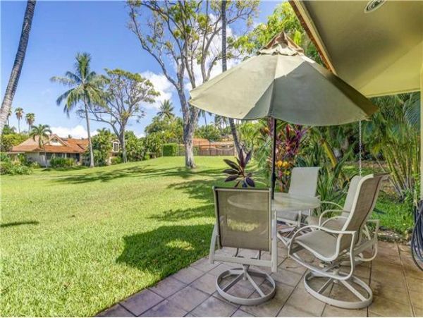 Two Bedroom Townhome with Community Pool Sleeps 6 Guests