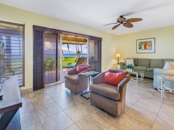 Oceanfront Vacation Condo in Lahaina 8 Guests