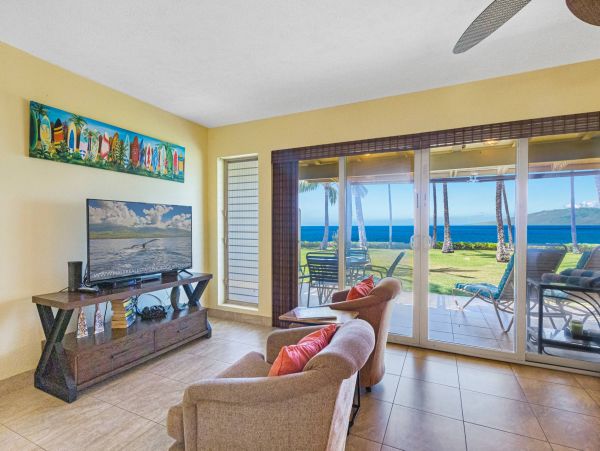 Oceanfront Vacation Condo in Lahaina 8 Guests