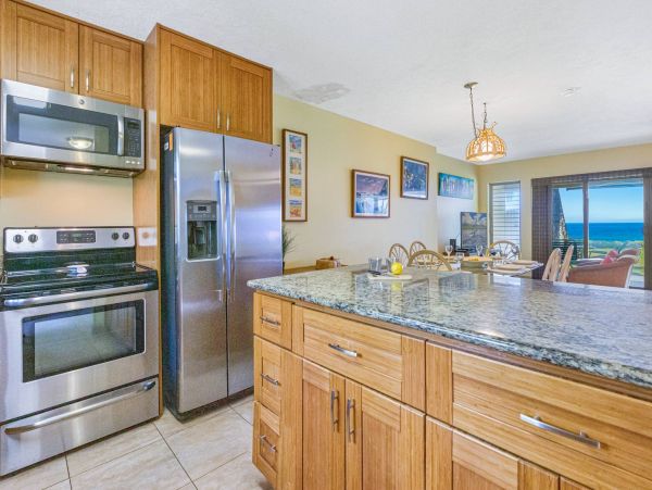 Oceanfront Vacation Condo in Lahaina 8 Guests