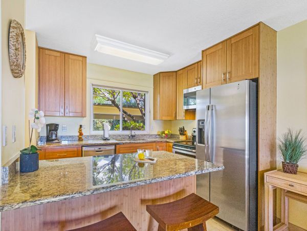 Oceanfront Vacation Condo in Lahaina 8 Guests