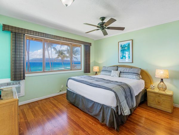 Oceanfront Vacation Condo in Lahaina 8 Guests