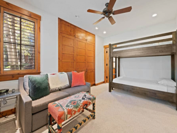 Townhome 100 yards to access slope Ski in Walk out