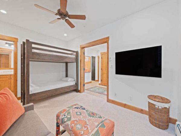 Townhome 100 yards to access slope Ski in Walk out