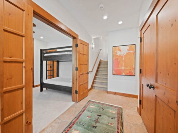 Townhome 100 yards to access slope Ski in Walk out