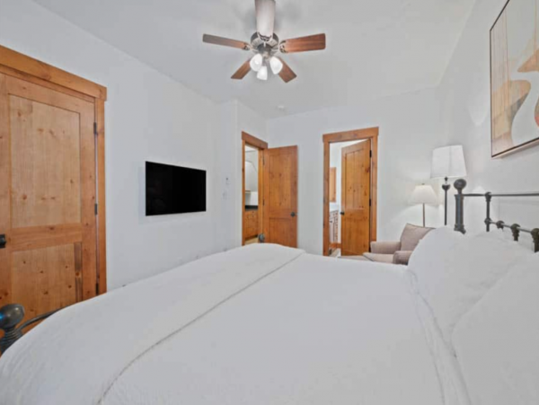 Townhome 100 yards to access slope Ski in Walk out
