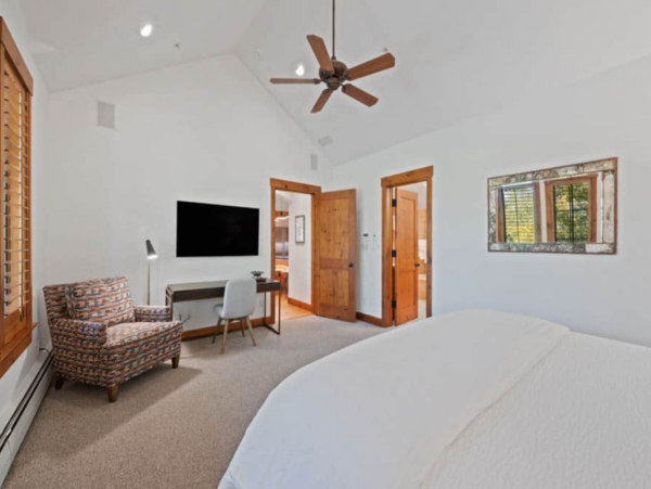 Townhome 100 yards to access slope Ski in Walk out