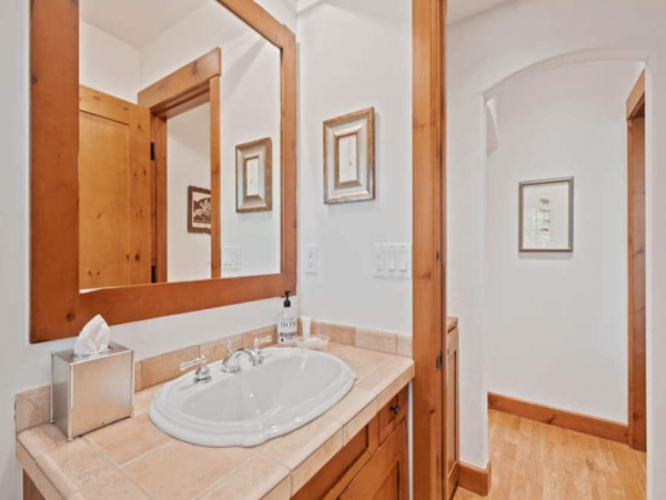 Townhome 100 yards to access slope Ski in Walk out