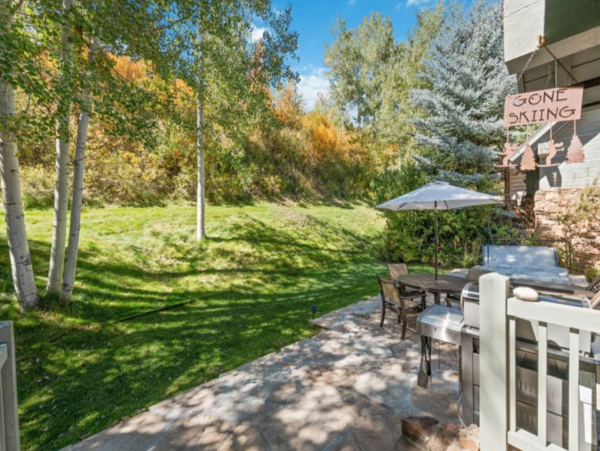 Townhome 100 yards to access slope Ski in Walk out