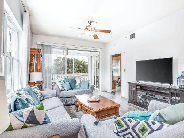 Three Bedroom Naples Vacation Condo Sleeps 6 Guests