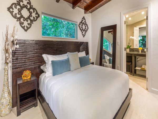 Beautiful Bayfront Estate Private Beach, Dock & Lagoon Pool