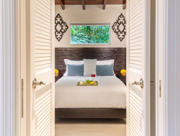 Beautiful Bayfront Estate Private Beach, Dock & Lagoon Pool