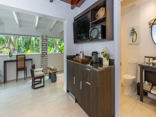 Beautiful Bayfront Estate Private Beach, Dock & Lagoon Pool