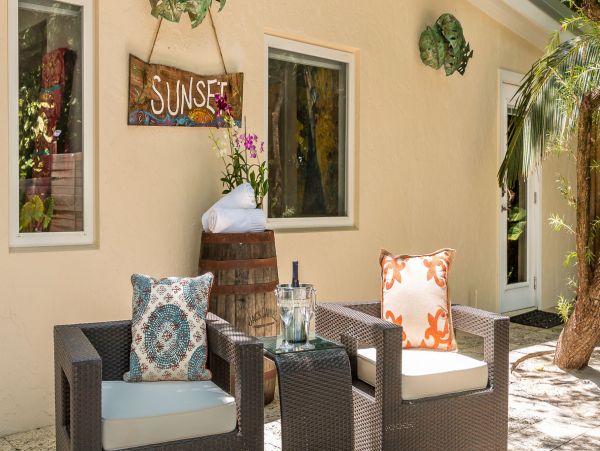 Beautiful Bayfront Estate Private Beach, Dock & Lagoon Pool
