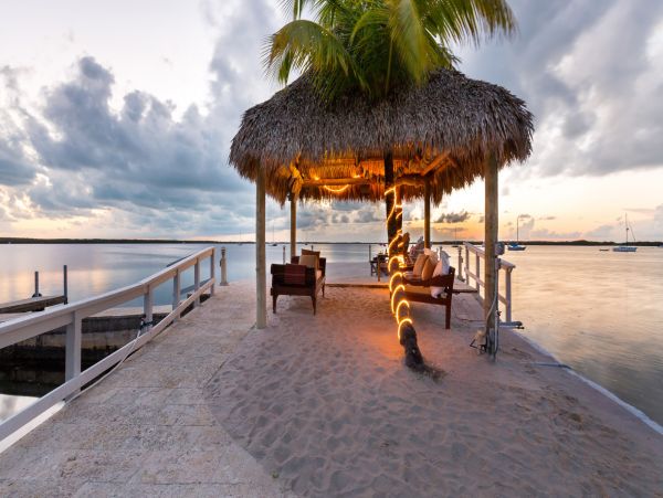 Beautiful Bayfront Estate Private Beach, Dock & Lagoon Pool