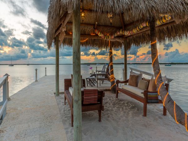 Beautiful Bayfront Estate Private Beach, Dock & Lagoon Pool