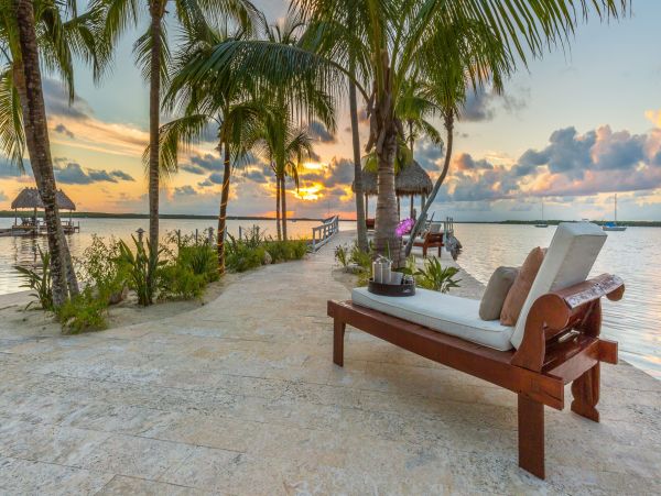 Beautiful Bayfront Estate Private Beach, Dock & Lagoon Pool