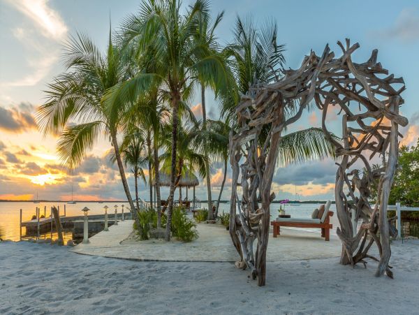 Beautiful Bayfront Estate Private Beach, Dock & Lagoon Pool