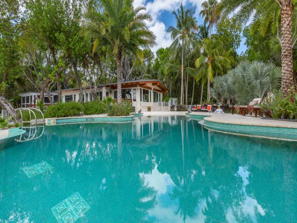 Beautiful Bayfront Estate Private Beach, Dock & Lagoon Pool