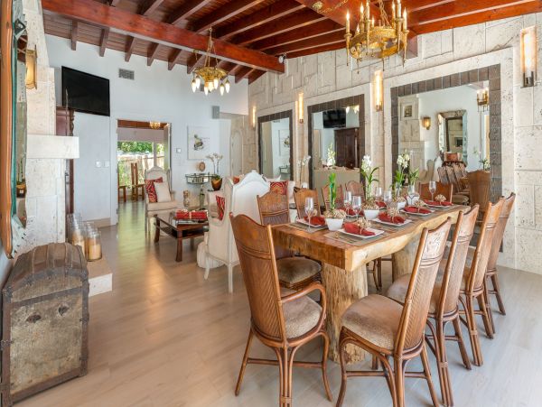 Beautiful Bayfront Estate Private Beach, Dock & Lagoon Pool