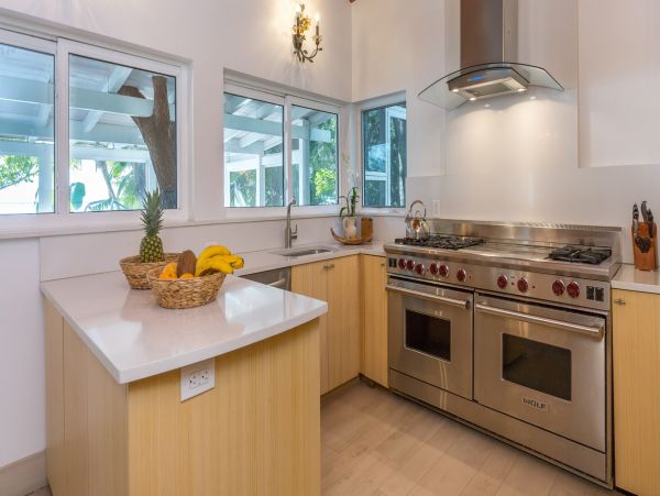 Beautiful Bayfront Estate Private Beach, Dock & Lagoon Pool